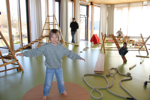 Bewegungslandschaft mit Hengstenberggeräten für Kinder