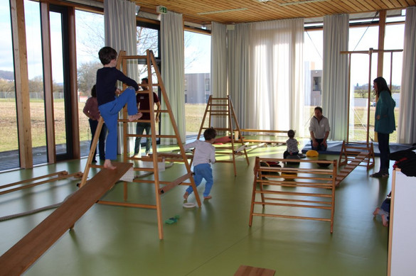 Bewegungslandschaft mit Hengstenberggeräten für Kinder