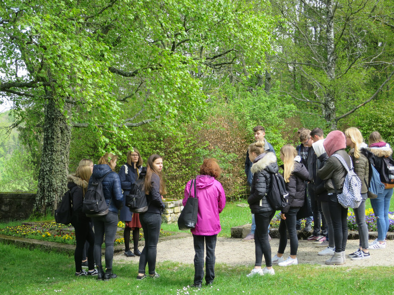 Kathrin Bauer führt die Gruppe über den Friedhof