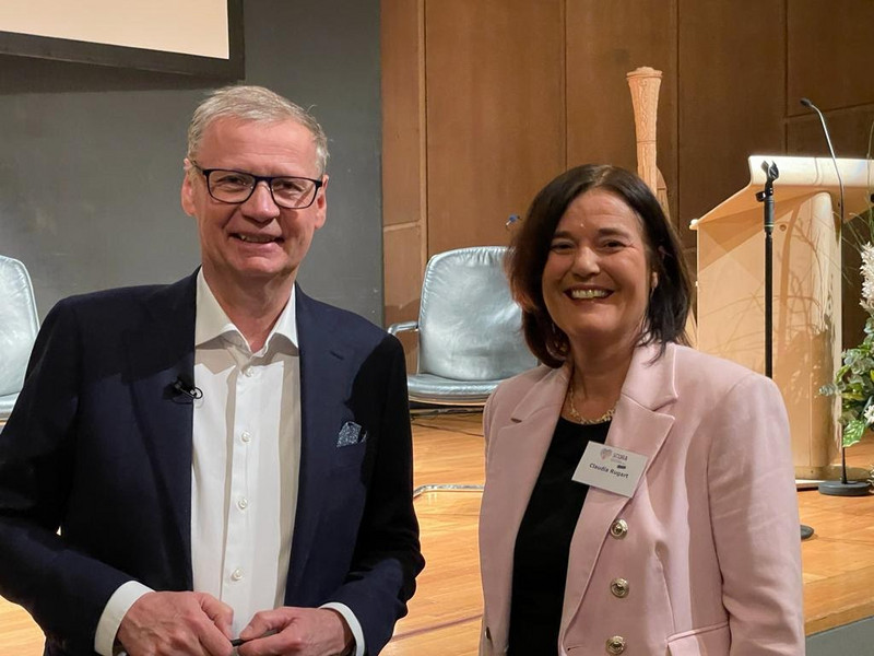 Günther Jauch mit Claudia Rugart, Projektleiterin des Scora-Projektes