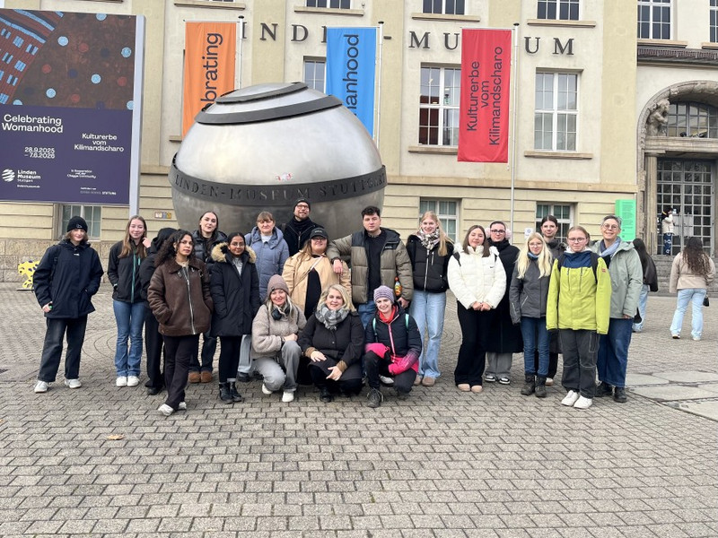 Gruppenfoto der Klasse BFSAIT1 vor dem Linden-Mueum Stuttgart Gruppenfoto der Klasse BFSAIT1 vor dem Linden-Mueum Stuttgart