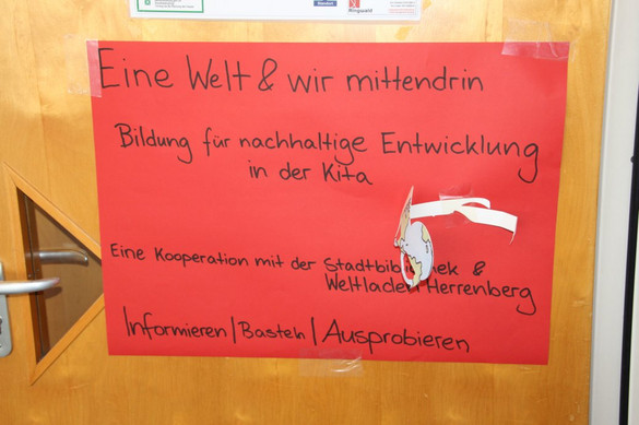 „Eine Welt und wir mittendrin. Bildung für nachhaltige Entwicklung in der Kita.“ Eine Kooperation mit Stadtbibliothek und Weltladen Herrenberg. Informieren. Basteln. Ausprobieren. „Eine Welt und wir mittendrin. Bildung für nachhaltige Entwicklung in der Kita.“ Eine Kooperation mit Stadtbibliothek und Weltladen Herrenberg. Informieren. Basteln. Ausprobieren.