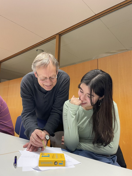 Walle Sayer und Schülerin Sofia del Val Velazco im Austausch