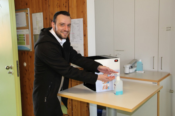 Skills lab: UV-Lampe zur Überprüfung der hygienischen Händedesinfektion