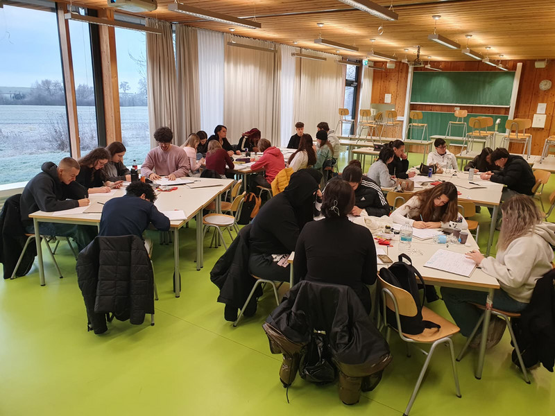 Konzentrierte Arbeit an der Bucket List