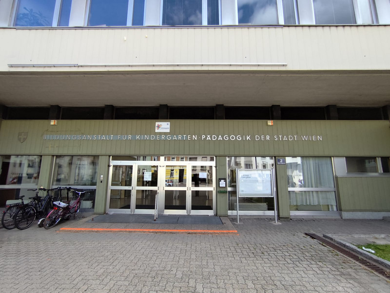 Eingangsportal der Bildungsanstalt für Elementarpädagogik der Stadt Wien „bafep 21“