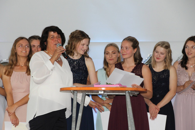 Religionslehrerin Birgit Schneider übergibt den Paul-Schempp-Preis der evangelischen Landeskirche
