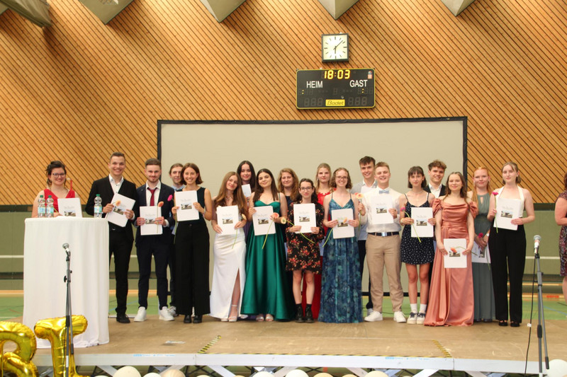 Klasse SGG J2/1 mit ihren Abiturzeugnissen