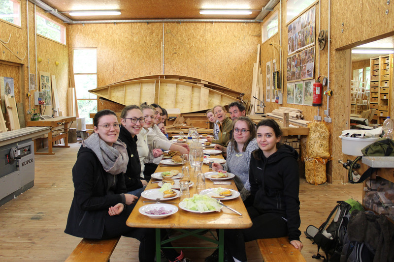 Unsere Tafel zum gemeinsamen Essen in der Holzwerkstatt