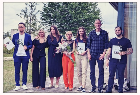Absolvent:innen der 2FPLT mit ihren Klassenlehrerinnen Bernadette Brenner und Sabrina Bittner (v.l.n.r.)