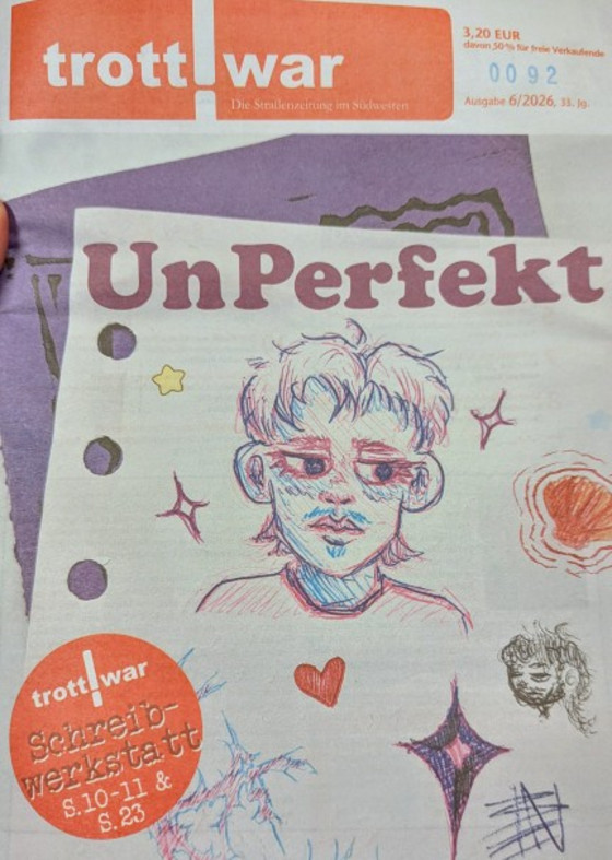 Titelseite der Straßenzeitung trott-war, Ausgabe 6/2026: großer Schriftzug „UnPerfekt“ über gezeichneter Figur, bunte Symbole, Preis 3,20 Euro, oranger Kreis „Schreibwerkstatt“; Heft wird in der Hand gehalten.