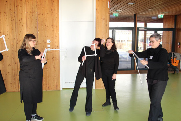 Auszubildende aus dem Direkteinstieg Kita (BFSAID) inszenierten mit Rhythmiklehrerin Regina Leh einen Walking-Act durchs Schulhaus