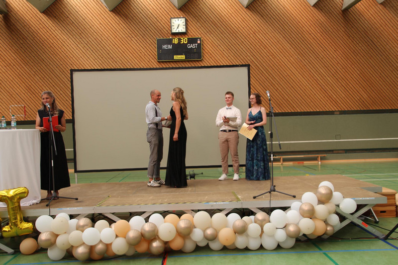 Mario Walter überreicht Annika Widmann den GGK-Preis