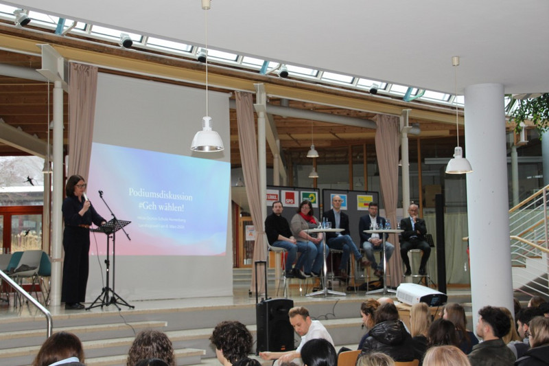 Schulleiterin Marion Schönhaar begrüßt die Direktkandidaten des Wahlkreises Leonberg-Herrenberg von links nach rechts: Thomas Walz (Die Linke), Farina Semler (SPD), Peter Seimer (Bündnis ‘90/Grüne), Albrecht Stickel (CDU), Hans Dieter Scheerer (FDP)