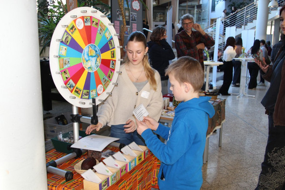 Glücksrad mit Wissensquiz des Kooperationspartners Weltladen.