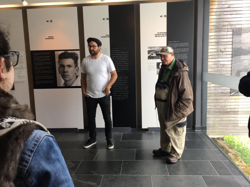 Daniel Hildwein und Heinz F. führen die Gruppe durchs Dokumentationszentrum