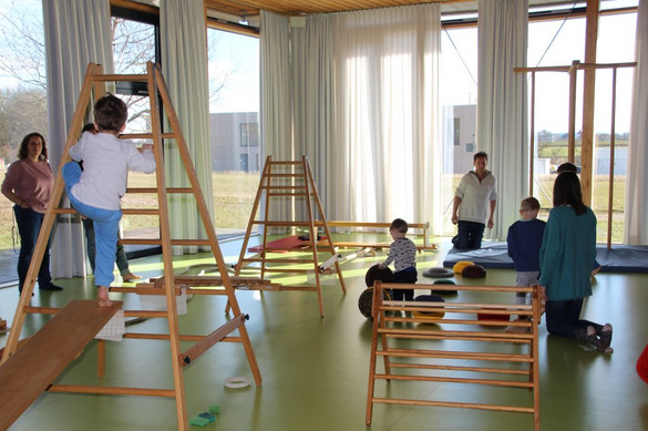 Bewegungslandschaft mit Hengstenberggeräten für Kinder