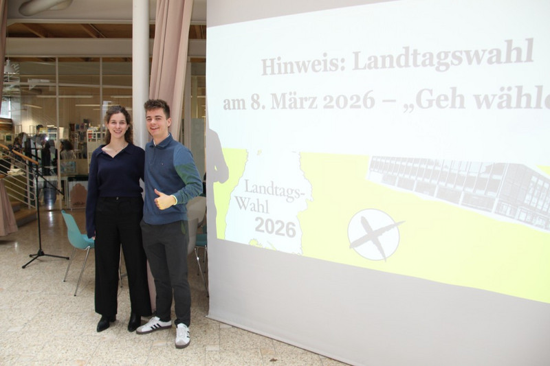 von links nach rechts: Schülersprecherin Svenja Ensinger und Jonathan Hikel vor dem Wahlaufruf zur Landtagswahl am 08.03.
