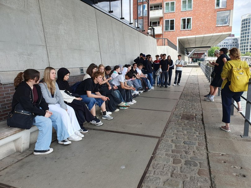 Schüler*innen bei der Speicherstadt-Führung in der Hafen-City