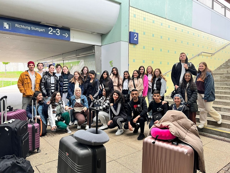 02.10. erstes Gruppenfoto am Bahnhof
