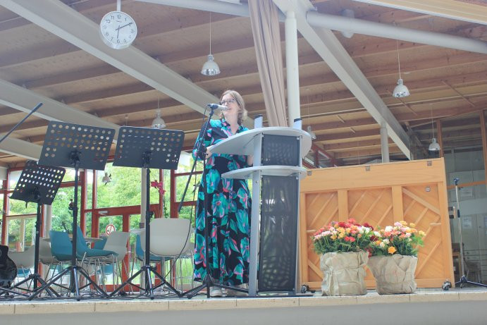 Abteilungsleiterin Lea Waldron bei ihrer Festrede