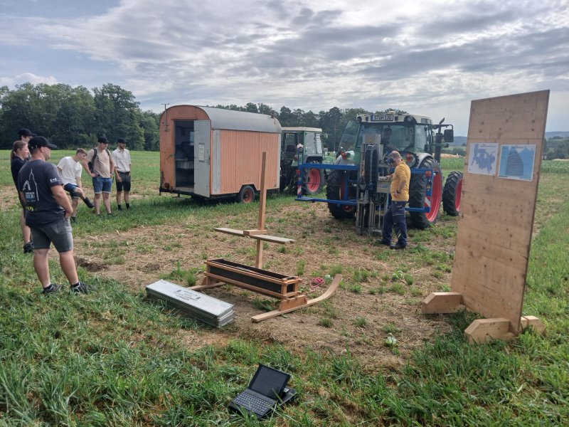 Station 2: Eine Bodenprobe wird genommen