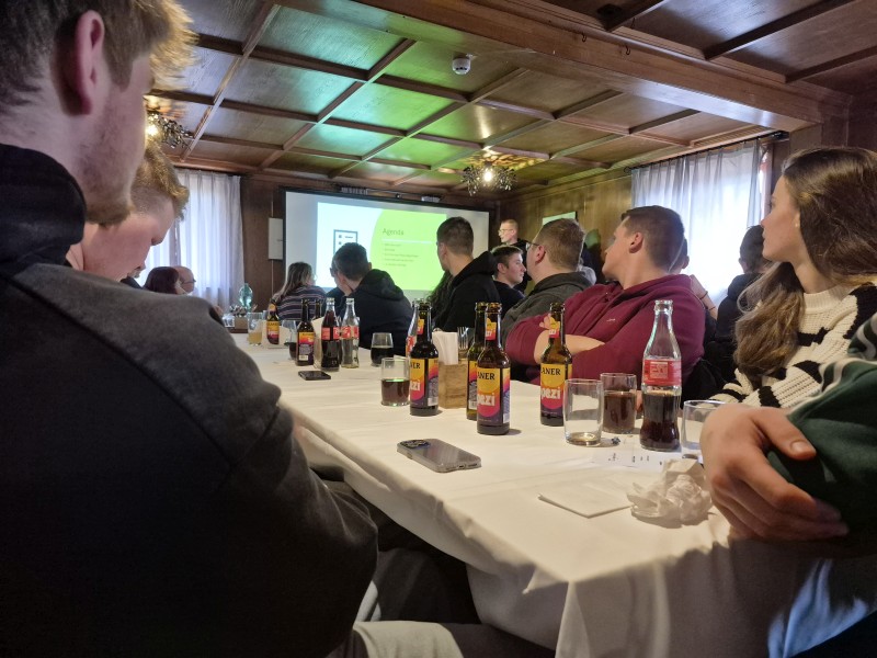 Auszubildende aus der Landwirtschaft sitzen im Schloss Sindlingen und hören Vorträgen zu