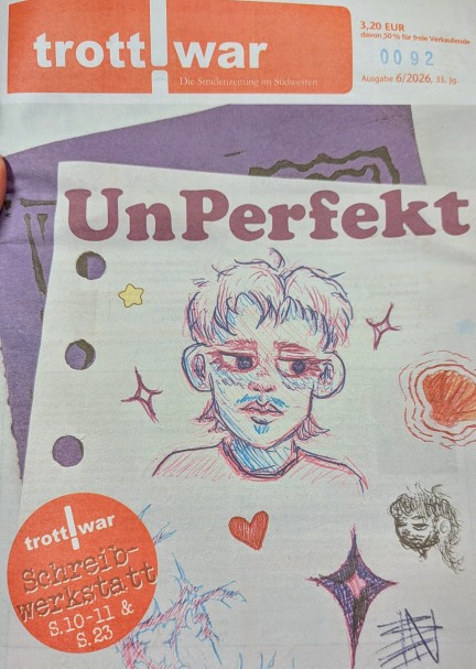Titelseite der Straßenzeitung trott-war, Ausgabe 6/2026: großer Schriftzug „UnPerfekt“ über gezeichneter Figur, bunte Symbole, Preis 3,20 Euro, oranger Kreis „Schreibwerkstatt“; Heft wird in der Hand gehalten.